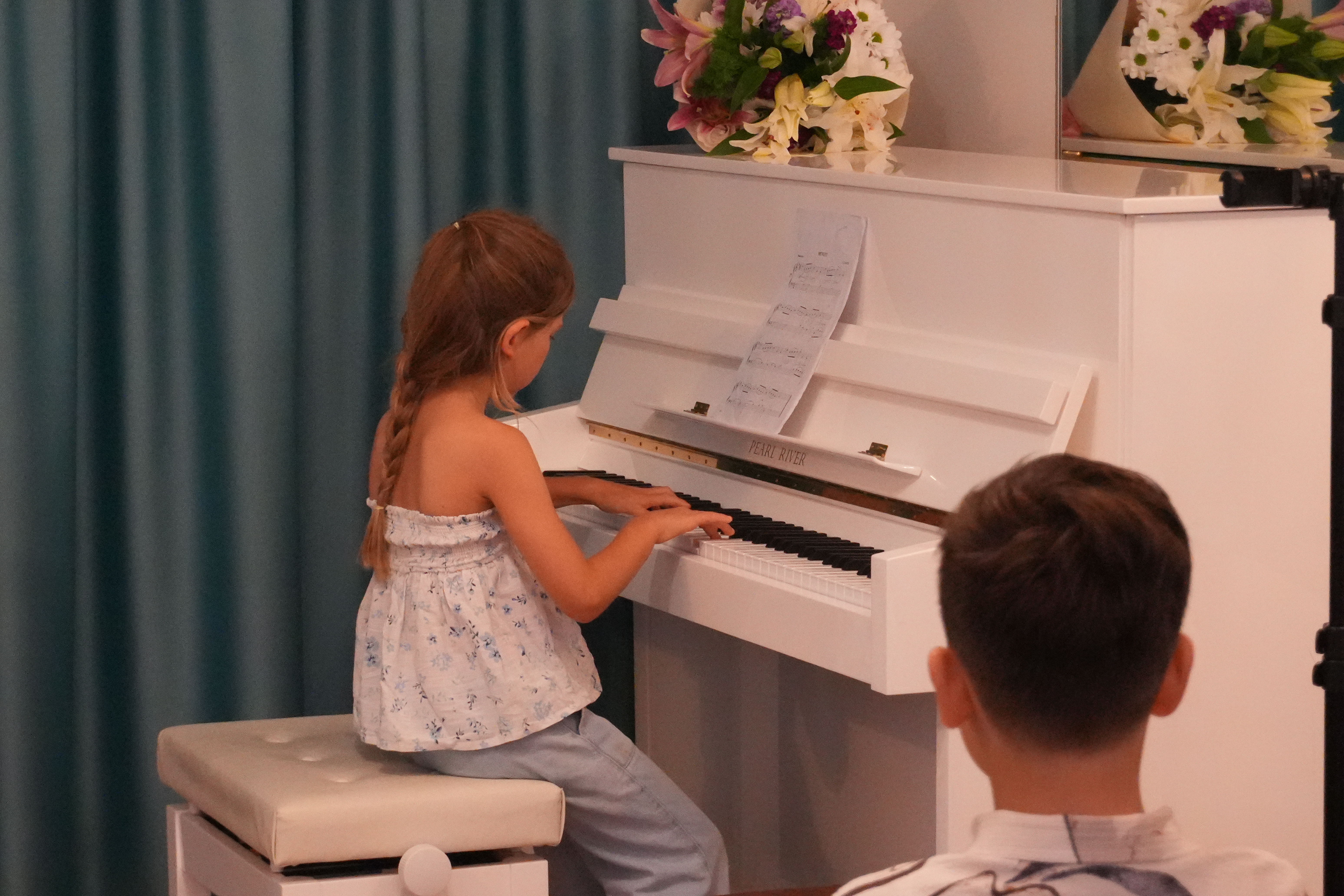 Konser salonunda piyano performansı