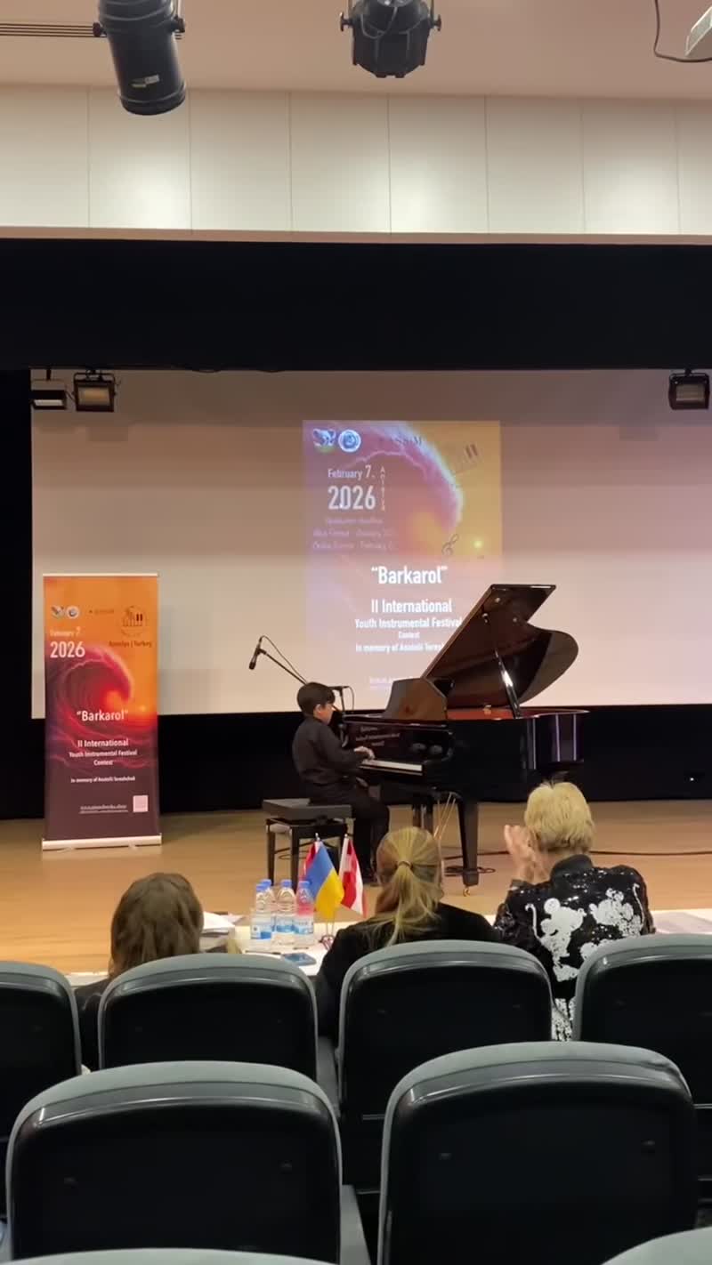 Barkarol yarışmasında Beethoven sonatini seslendiren öğrenci