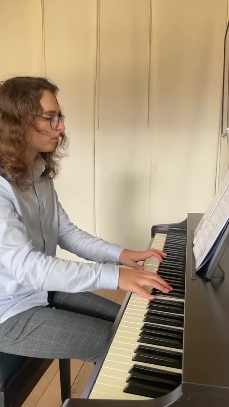 Piyanoda J.S. Bach'ın Air eserini çalan öğrenci